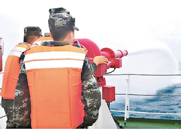 廈門海警向涉嫌船隻發射水炮。