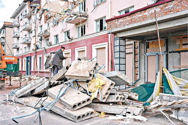 烏軍節節敗退，多幢建築物損毀嚴重。
