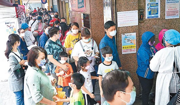 新北市家長帶孩子到蕭中正醫院接種疫苗。（中時電子報圖片）