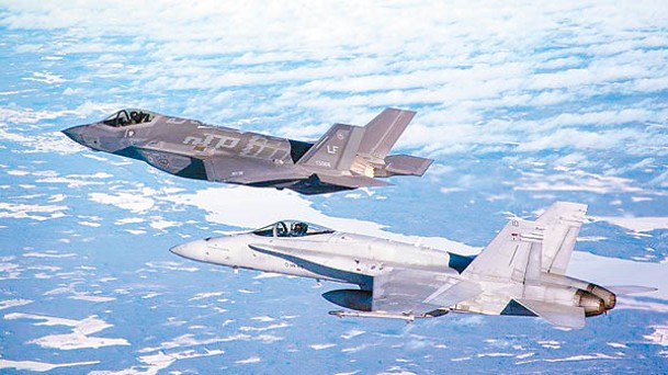 芬蘭採購美製F35A隱形戰機（後）取代F18戰機（前）。