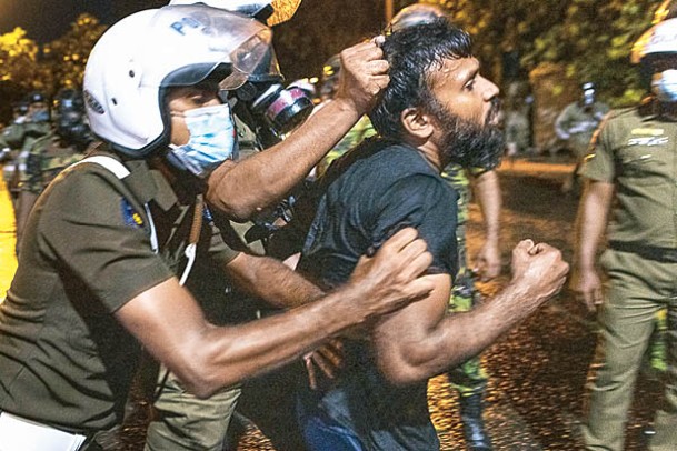 防暴警員拘捕示威者。<br>（Getty Images圖片）