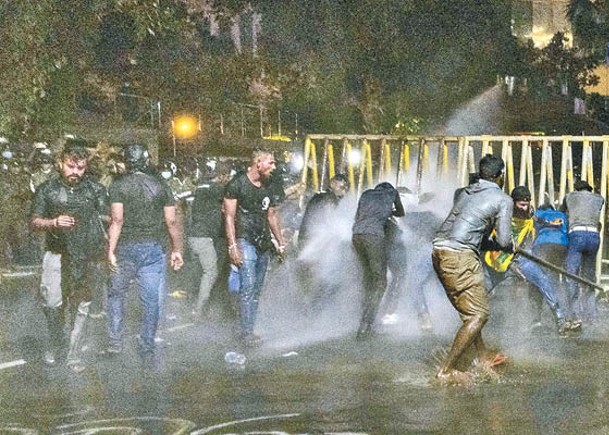 防暴警員向示威者發射催淚氣體及水炮。