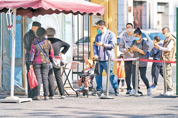 內地不少城市要求民眾定期檢測；圖為黑龍江省哈爾濱市。