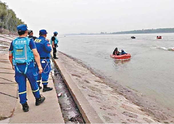 湖北救援人員沿江面搜救失蹤的學生。