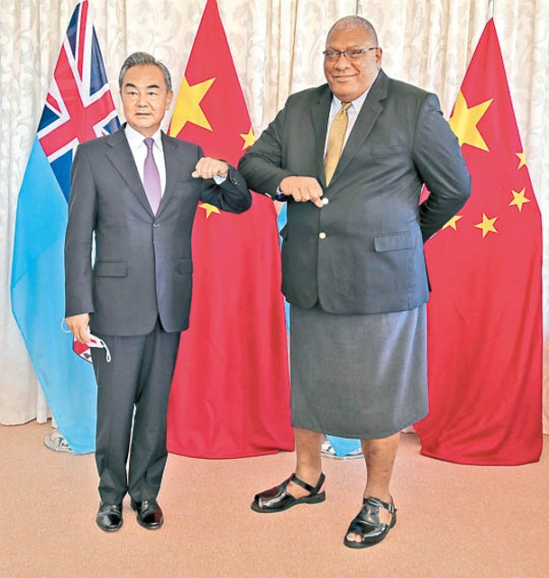 王毅（左）與斐濟總統卡托尼韋雷（右）見面。