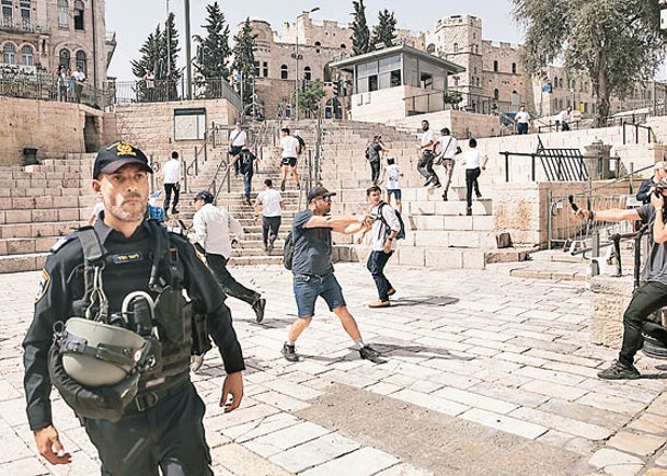 以色列猶太人在現場擎槍。（Getty Images圖片）