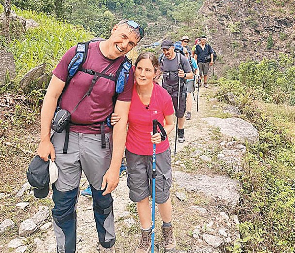 多爾蒂（前右）在探險隊伍帶領下登山。