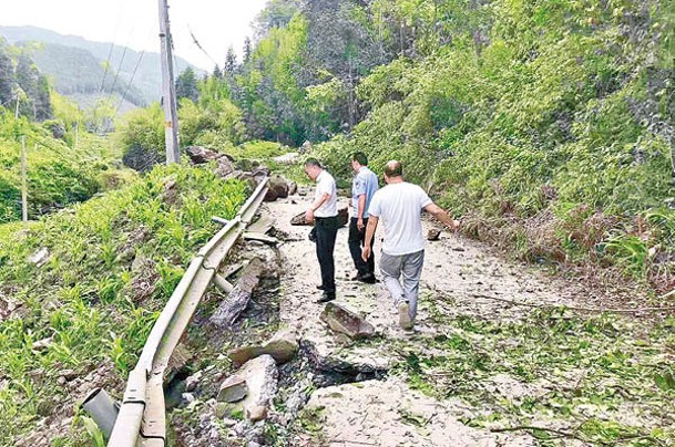 地震導致部分道路中斷。