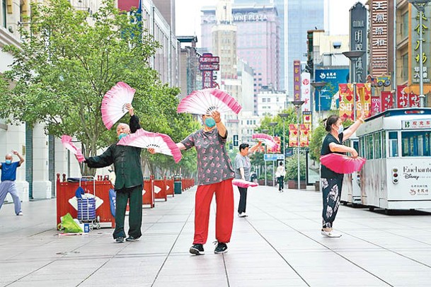 不少民眾在南京路步行街鍛煉健身。（中新社圖片）