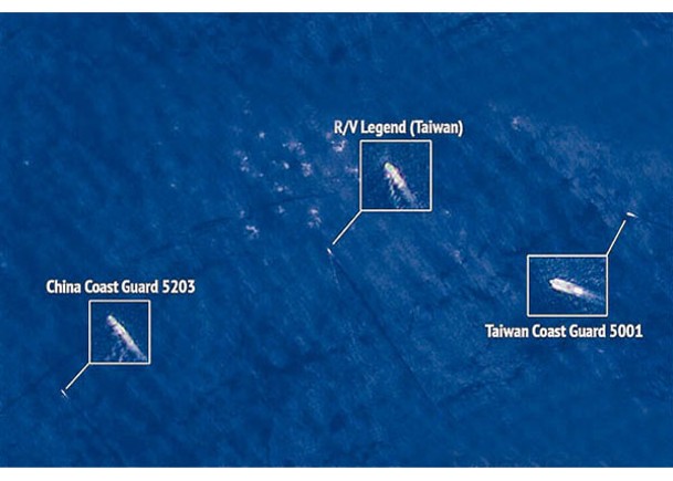 大陸海警船（左）被指靠近勵進號（中）。