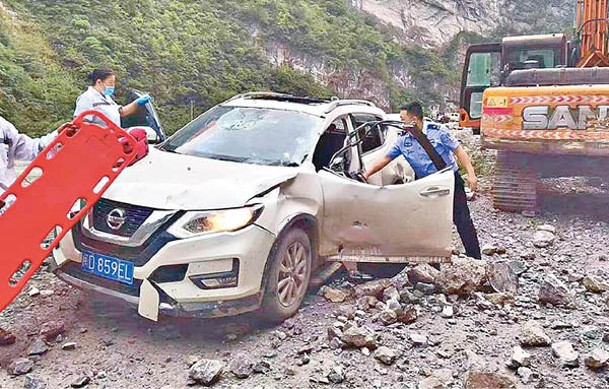 地震後有車輛被碎石擊中。
