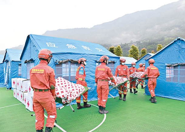 救援人員搭建了帳篷讓災民入住。