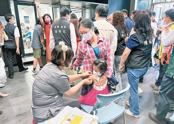 台灣兒童正接種疫苗。（中時電子報圖片）
