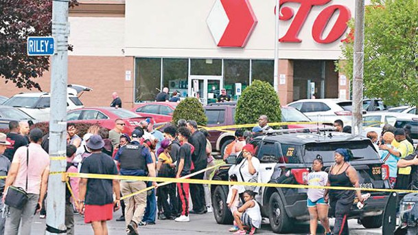 警員在水牛城超市槍擊案現場調查。