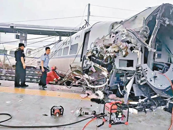 意外發生後，列車車頭損毀嚴重。