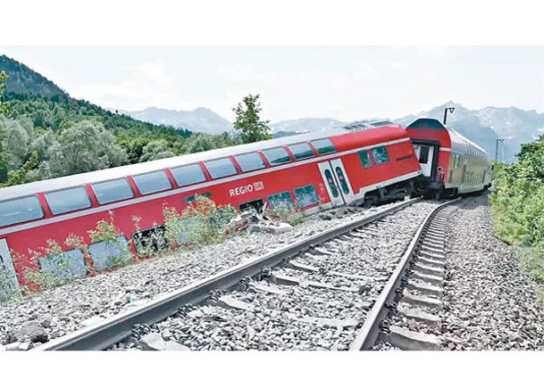 德國列車出軌  釀4死15傷