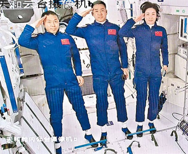 3名航天員陳冬、劉洋、蔡旭哲進入空間站。