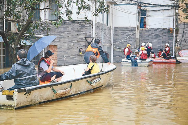 柳州民警坐小艇在居民區拯救被困人士。