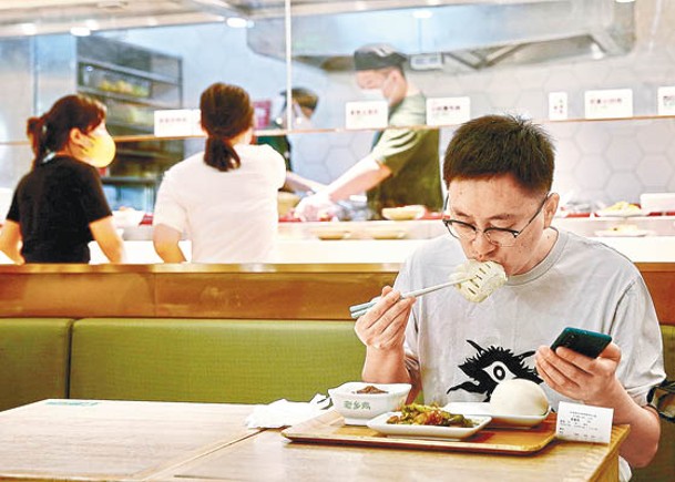 市民在北京市海淀區一間餐廳內用餐。（中新社圖片）