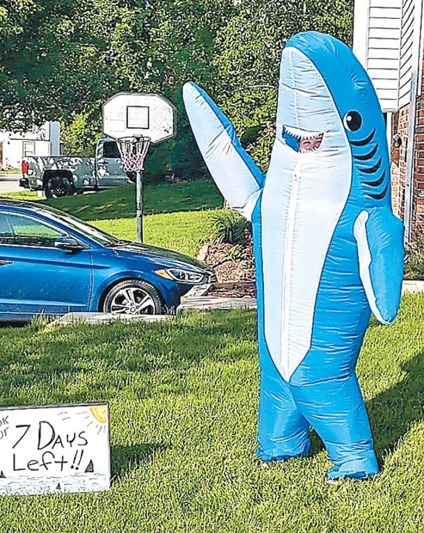 穆爾德穿上鯊魚服飾。