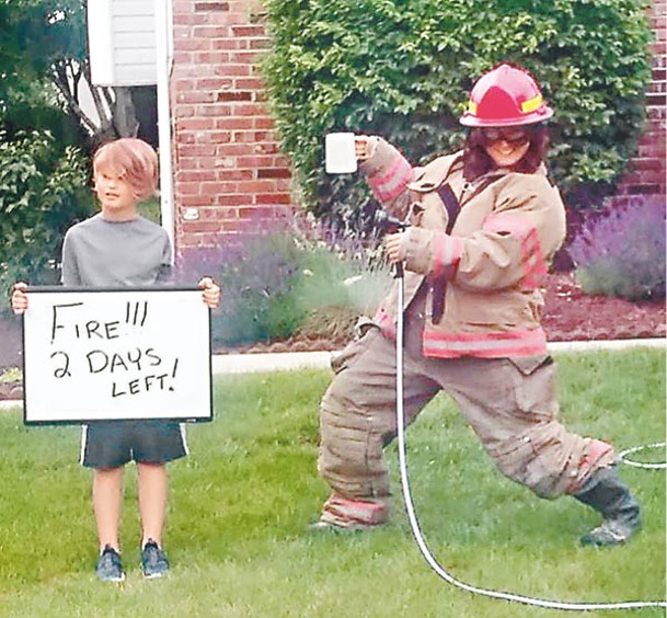 穆爾德（右）扮演消防員。