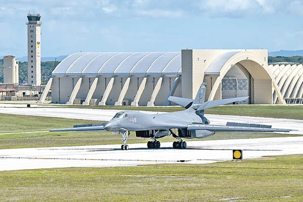 美國B1B超音速轟炸機飛抵關島安德森空軍基地。