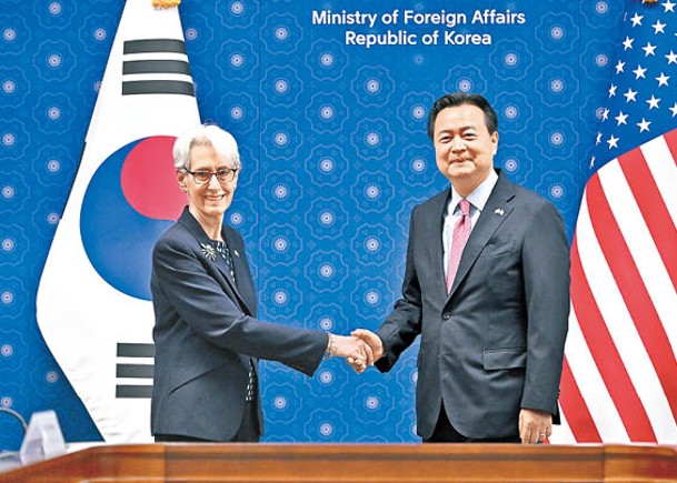 舍曼（左）與趙賢東（右）討論北韓核導威脅。（Getty Images圖片）