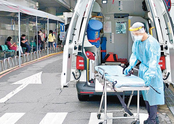 救護車準備接載病人。（中時電子報圖片）