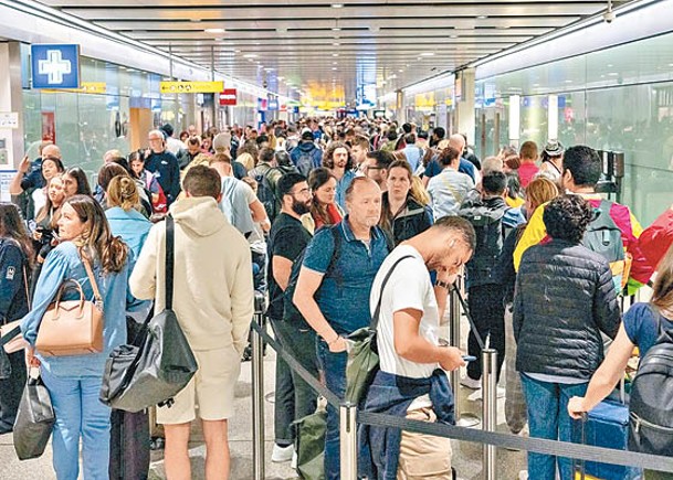 英國多個機場近日出行人數增加。