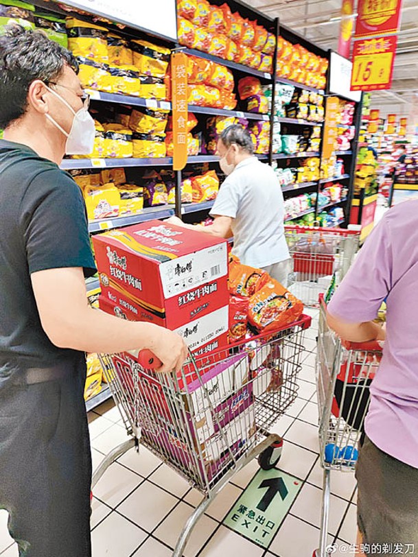 有上海市居民購買大量食物以防再度封城。