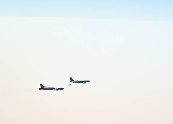 KC135空中加油機（右）支援B52H戰略轟炸機（左）。
