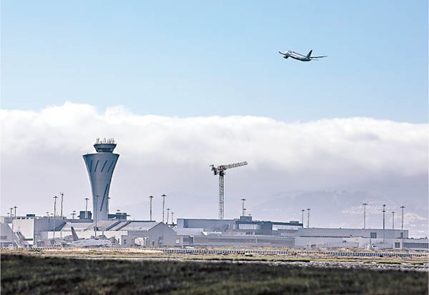 三藩市國際機場一度因疫情而減少飛機升降數量。（中新社圖片）