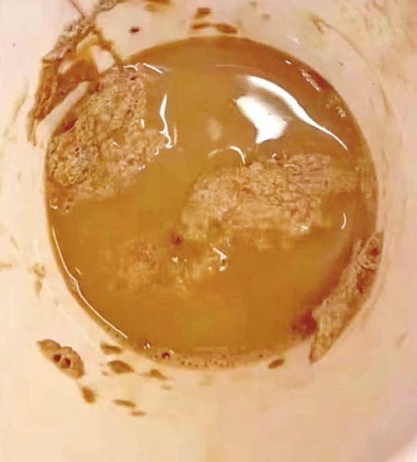 咖啡杯內有一層沉澱物。