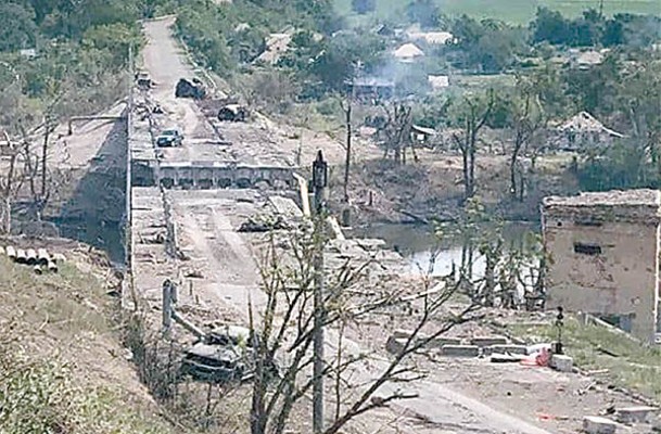 俄軍炸毀北頓涅茨河一條橋樑。