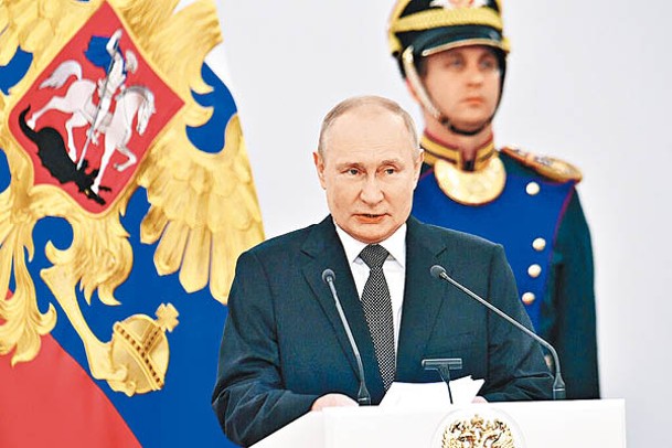 俄羅斯周日舉行國慶活動，總統普京（小圖）在克里姆林宮發表演說。