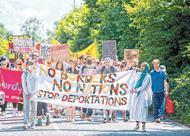 人權組織要求當局停止移送非法移民出境。