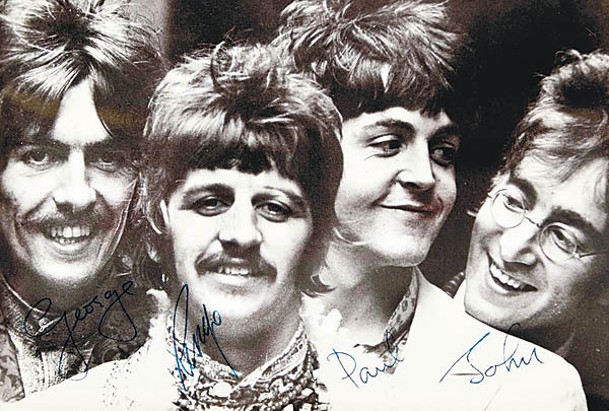 拍賣品包括披頭四的親筆簽名照片。