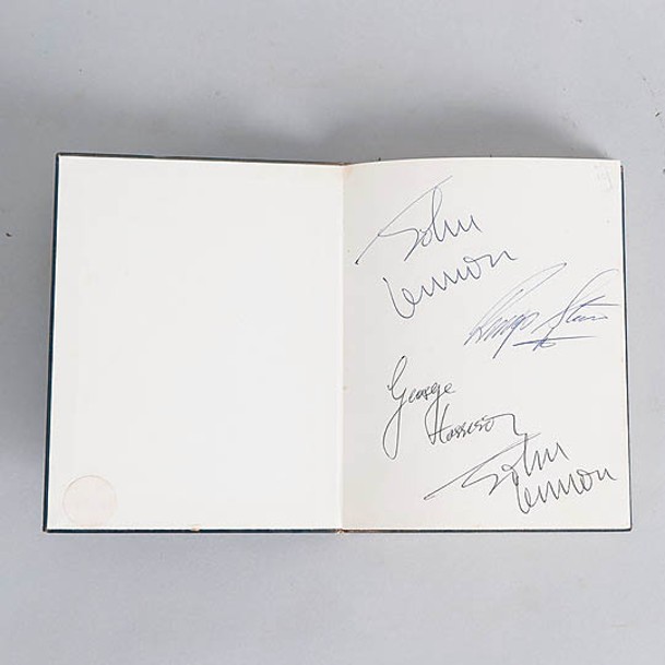 雜文集附有約翰連儂親筆簽名。