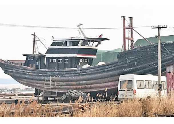 有人舉報早年在唐山海域遭「海霸」襲擊，圖為事發被撞船隻。