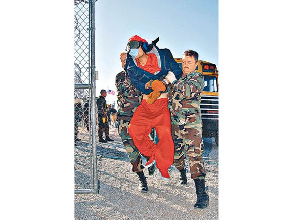 美軍轉移首批囚犯往關塔那摩灣監獄的照片曝光。