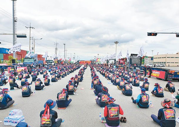 南韓貨櫃車罷工持續  軍方協助運貨