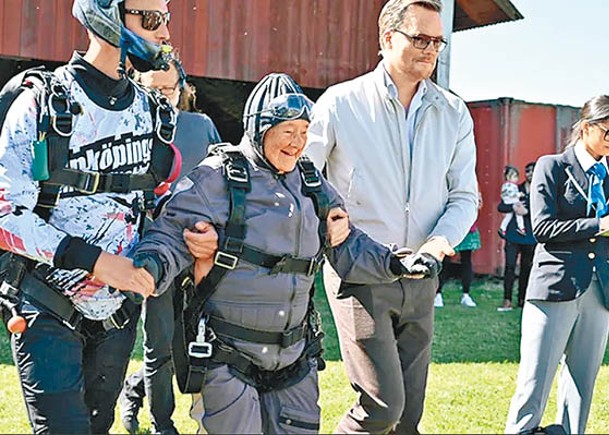 瑞典103歲婦  跳傘創世績