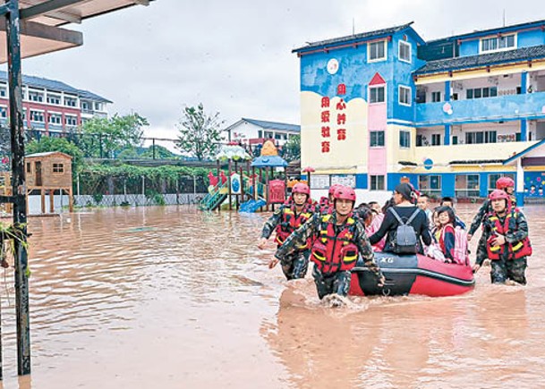 武警到桂林災區救人。