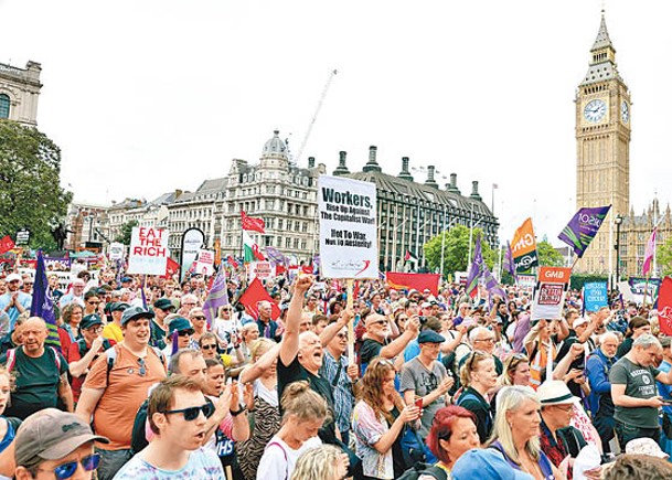 倫敦數千人遊行  抗議百物騰貴