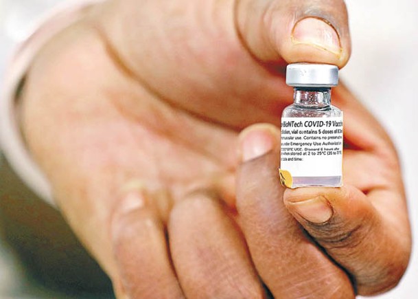 家長可替兒女選擇接種輝瑞疫苗。