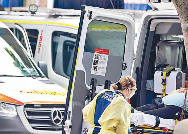 悉尼救護員將新冠患者送往醫院治理。（Getty Images圖片）