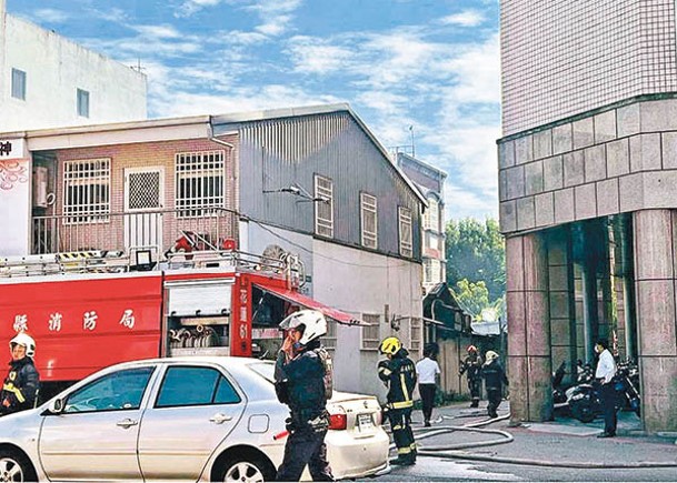 花蓮市有木造房屋在地震後發生火警，須消防員出動。（中時電子報圖片）