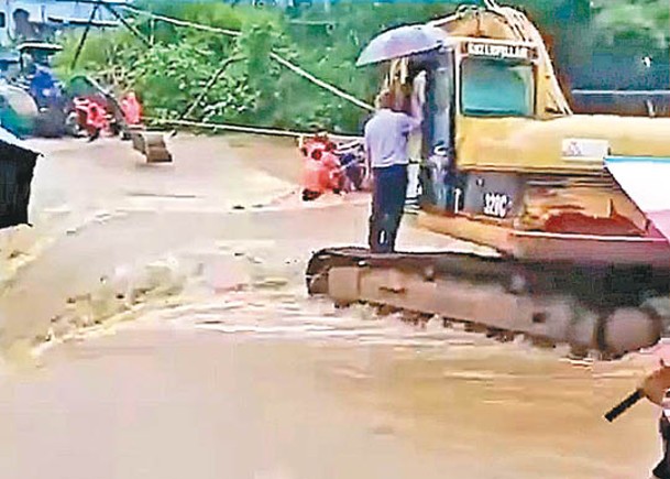 李鼎新在防汛救災時遭遇突發山洪，所乘坐車輛被沖入河中。