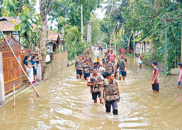 印度東北洪災奪71命  420萬人受災