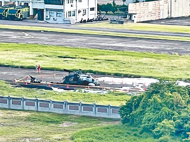 失事直升機躺在跑道中央。